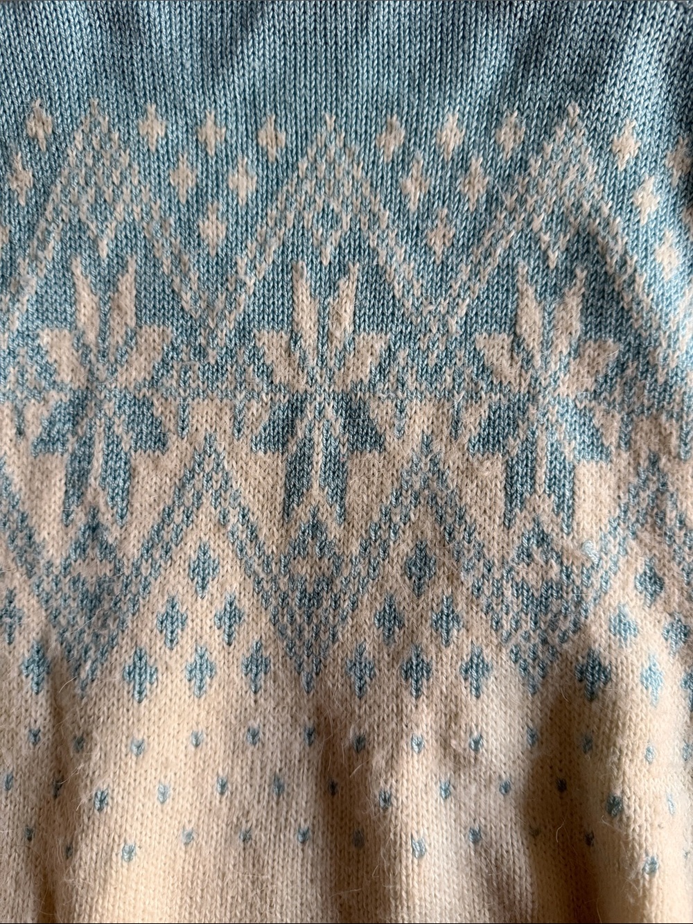 Vintage ( 80s) Blue and Cream Fair Isle Knit Sweater with pearl detail - Picture 6 of 9